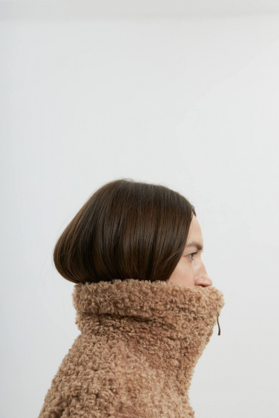 Бежевый бомбер с высоким воротником из мохнатого трикотажа Twok 880018 бежевый - фото 3