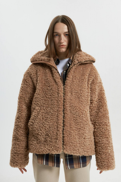 Бежевый бомбер с высоким воротником из мохнатого трикотажа Twok 880018 бежевый - фото 1