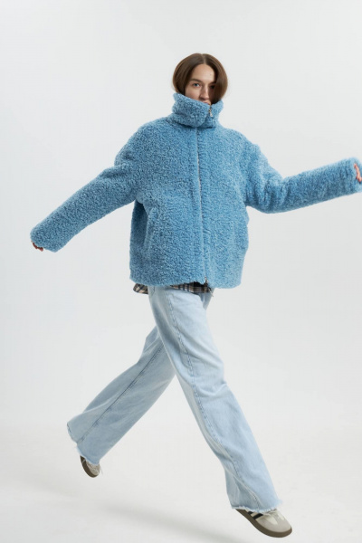 Голубой бомбер с высокой горловиной из мохнатого трикотажа Twok 880019 голубой - фото 9