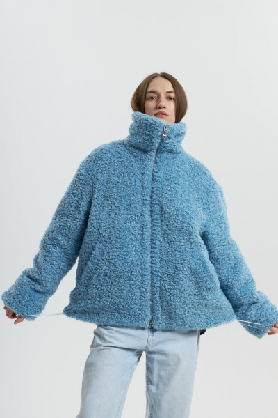 Голубой бомбер с высокой горловиной из мохнатого трикотажа Twok 880019 голубой - фото 1