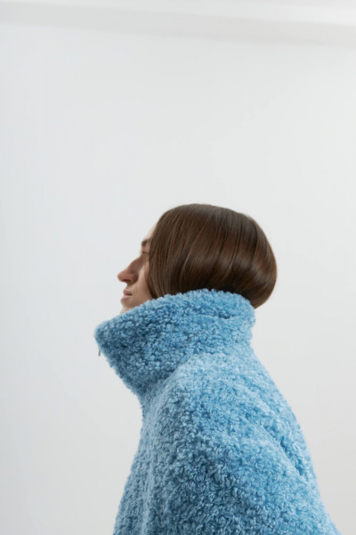 Голубой бомбер с высокой горловиной из мохнатого трикотажа Twok 880019 голубой - фото 8