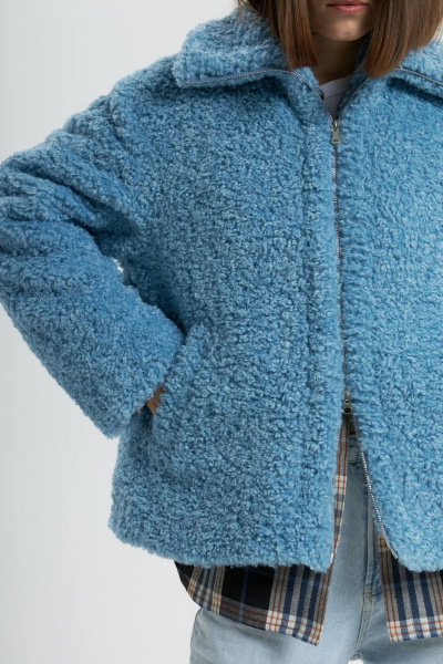Голубой бомбер с высокой горловиной из мохнатого трикотажа Twok 880019 голубой - фото 6