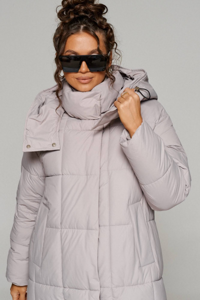 Пальто стеганое прямого силуэта на молнии и кнопках Beautiful&Free 6247 серо-бежевый - фото 7