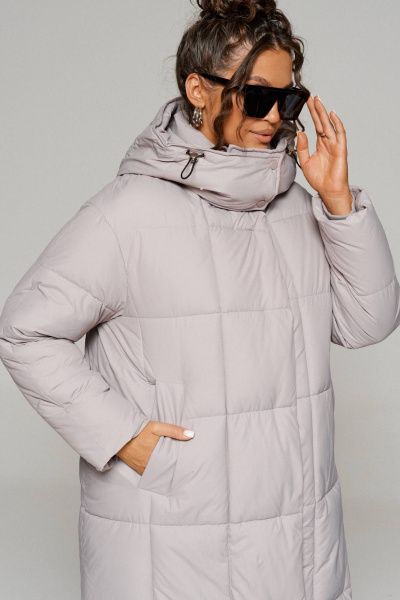 Пальто стеганое прямого силуэта на молнии и кнопках Beautiful&Free 6247 серо-бежевый - фото 6