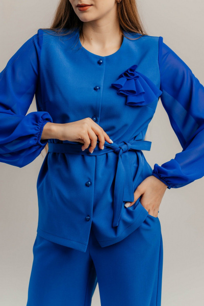 Брючный костюм из шифона и текстиля для торжеств Стильная леди М-1089 василек - фото 9