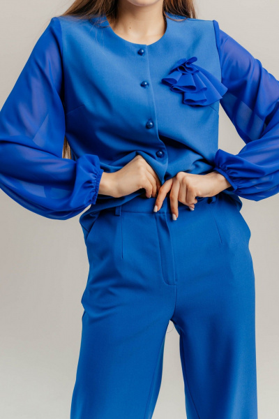 Брючный костюм из шифона и текстиля для торжеств Стильная леди М-1089 василек - фото 3