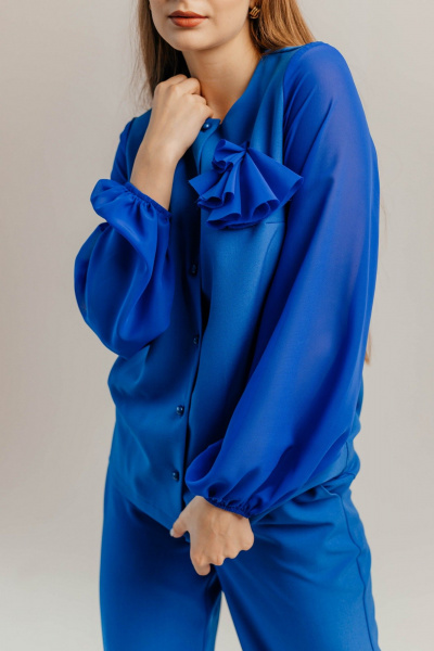 Брючный костюм из шифона и текстиля для торжеств Стильная леди М-1089 василек - фото 7