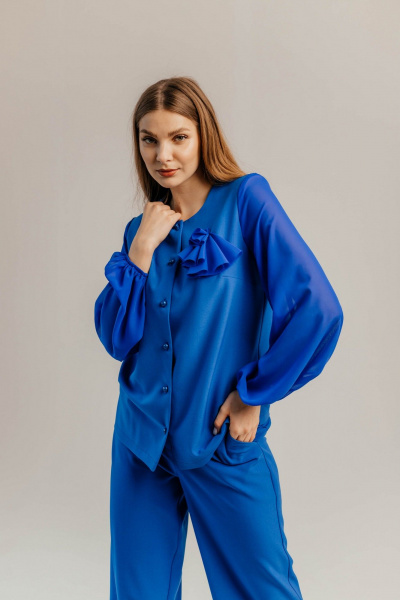 Брючный костюм из шифона и текстиля для торжеств Стильная леди М-1089 василек - фото 2