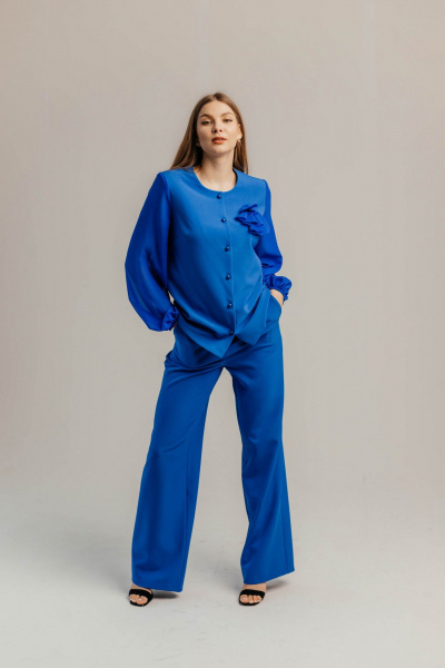 Брючный костюм из шифона и текстиля для торжеств Стильная леди М-1089 василек - фото 6