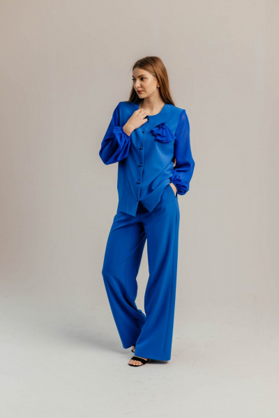 Брючный костюм из шифона и текстиля для торжеств Стильная леди М-1089 василек - фото 1