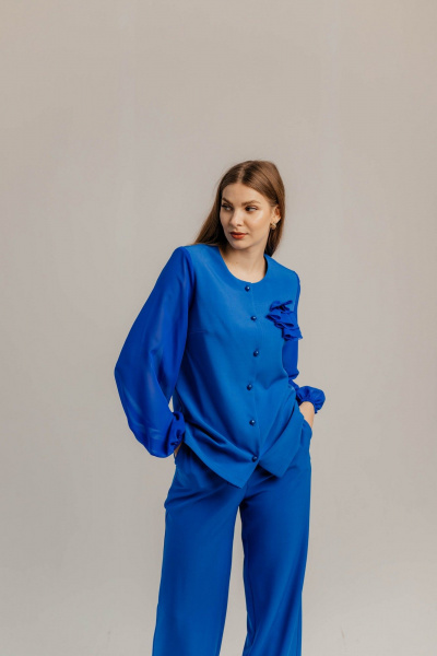 Брючный костюм из шифона и текстиля для торжеств Стильная леди М-1089 василек - фото 5