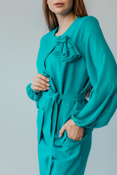 Брючный костюм из шифона и текстиля для торжеств Стильная леди М-1089 зеленый - фото 5