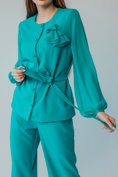 Брючный костюм из шифона и текстиля для торжеств Стильная леди М-1089 зеленый - фото 4