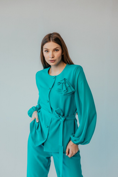 Брючный костюм из шифона и текстиля для торжеств Стильная леди М-1089 зеленый - фото 3