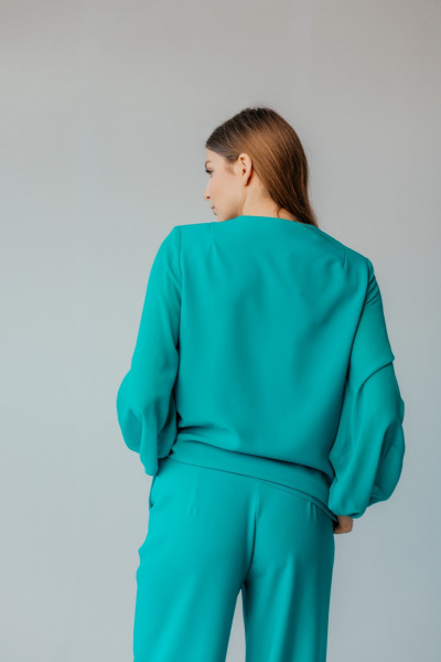 Брючный костюм из шифона и текстиля для торжеств Стильная леди М-1089 зеленый - фото 10