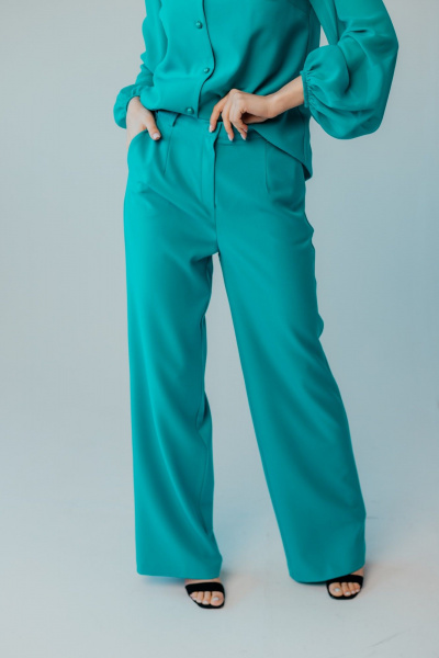 Брючный костюм из шифона и текстиля для торжеств Стильная леди М-1089 зеленый - фото 9