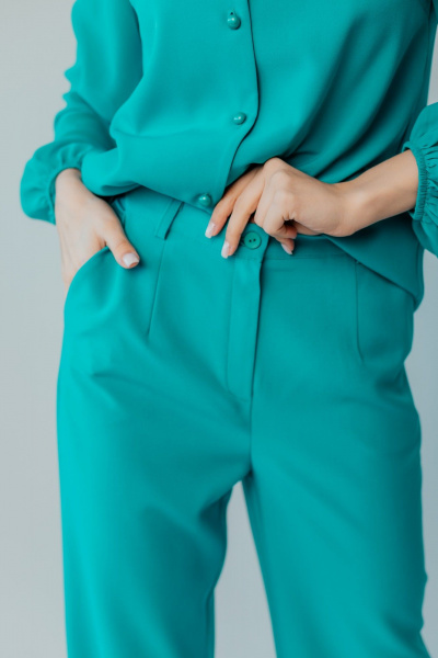 Брючный костюм из шифона и текстиля для торжеств Стильная леди М-1089 зеленый - фото 8