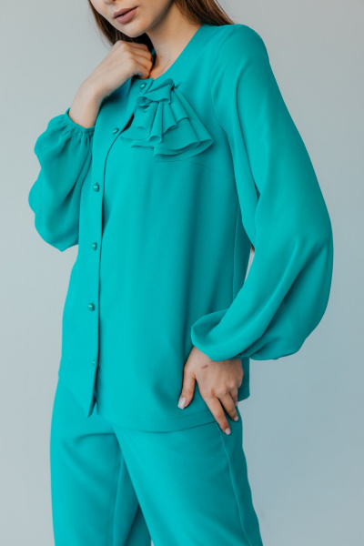 Брючный костюм из шифона и текстиля для торжеств Стильная леди М-1089 зеленый - фото 7