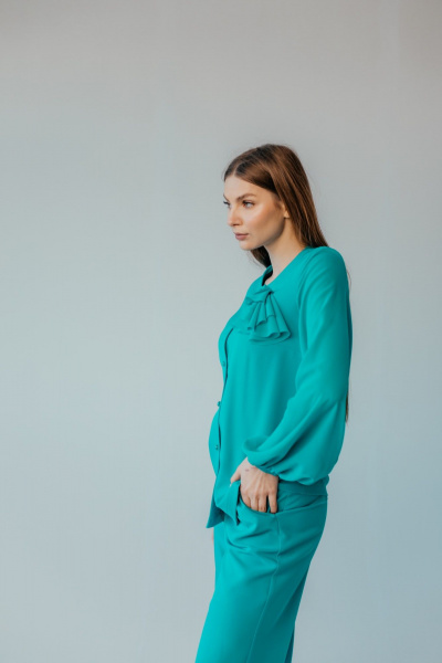 Брючный костюм из шифона и текстиля для торжеств Стильная леди М-1089 зеленый - фото 6