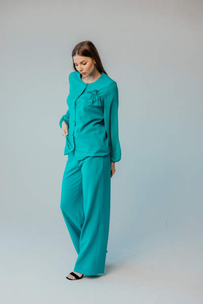 Брючный костюм из шифона и текстиля для торжеств Стильная леди М-1089 зеленый - фото 1