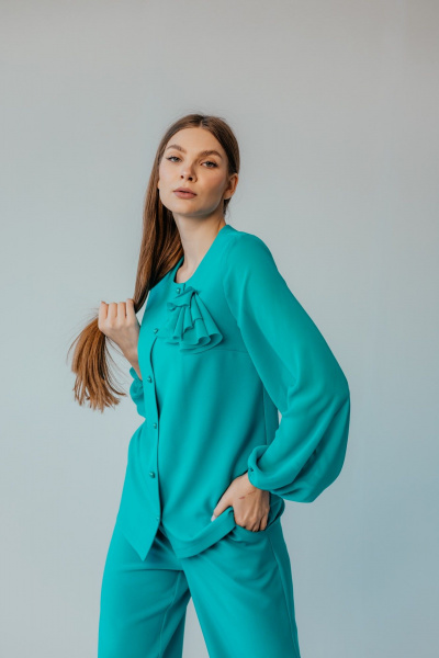 Брючный костюм из шифона и текстиля для торжеств Стильная леди М-1089 зеленый - фото 2