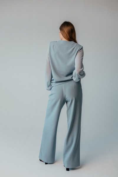 Брючный костюм из текстиля и шифона для торжеств Стильная леди М-1089 серый - фото 10