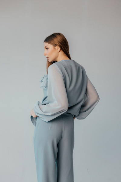 Брючный костюм из текстиля и шифона для торжеств Стильная леди М-1089 серый - фото 9