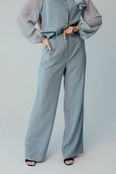 Брючный костюм из текстиля и шифона для торжеств Стильная леди М-1089 серый - фото 8