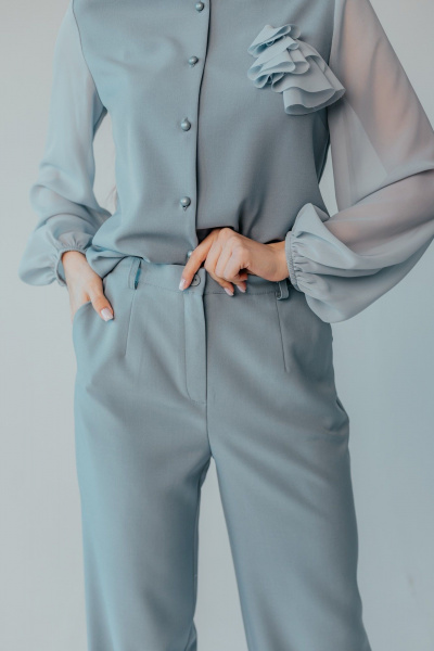 Брючный костюм из текстиля и шифона для торжеств Стильная леди М-1089 серый - фото 4