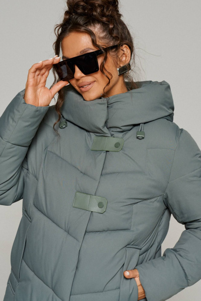 Зимнее пальто прямого силуэта из плащёвой ткани с карманами Beautiful&Free 6244 хаки - фото 7