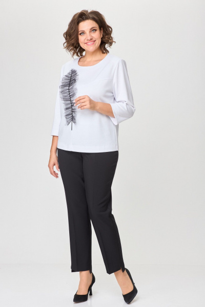 Белая трикотажная блуза с декоративным пером из фатина БАГРЯНИЦА 3145 - фото 2