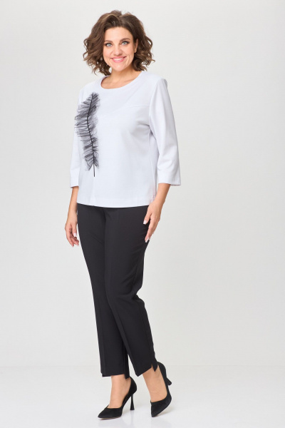 Белая трикотажная блуза с декоративным пером из фатина БАГРЯНИЦА 3145 - фото 1