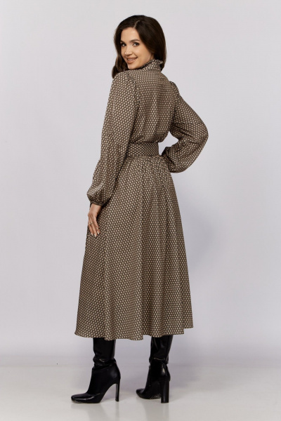 Платье из струящейся ткани с резинкой и декоративной застежкой MALI 424-050 бежевый - фото 10