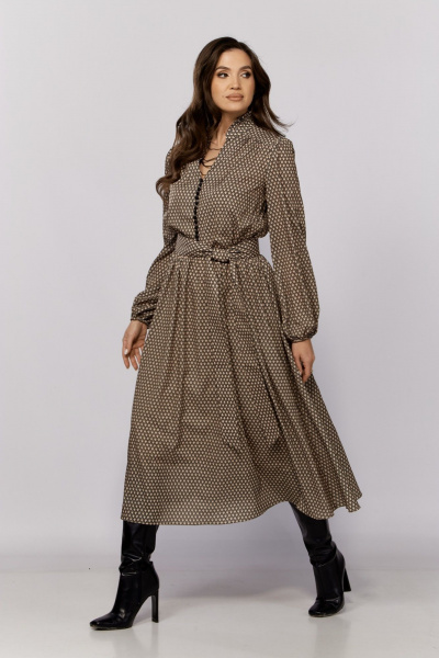 Платье из струящейся ткани с резинкой и декоративной застежкой MALI 424-050 бежевый - фото 8