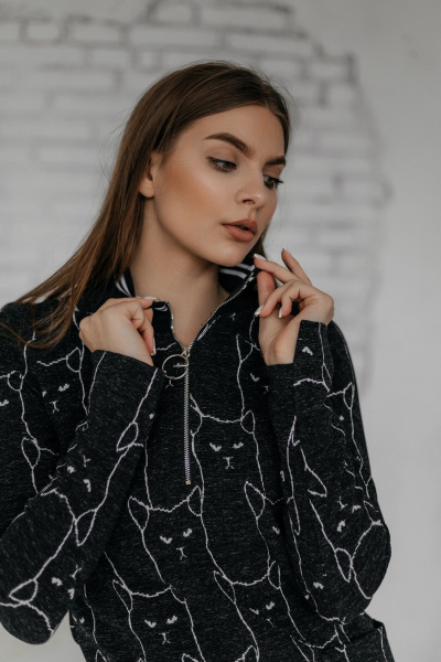 Платье мини в котики из трикотажа с карманами и вырезом-стойкой Стильная леди М-797 черный - фото 10