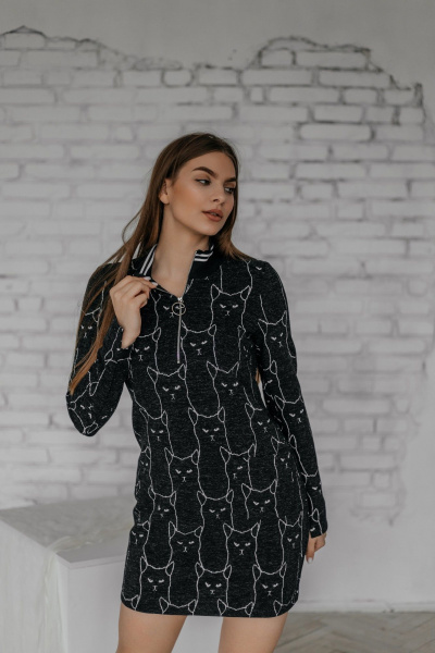 Платье мини в котики из трикотажа с карманами и вырезом-стойкой Стильная леди М-797 черный - фото 1