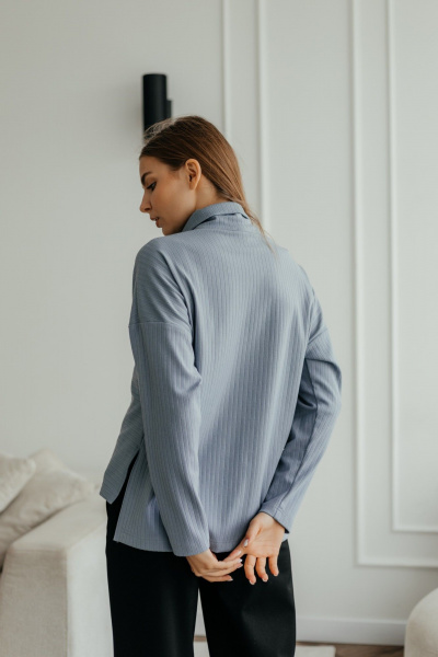 Демисезонный джемпер поло из трикотажа с воротником и молнией Стильная леди М-1009 голубой - фото 6