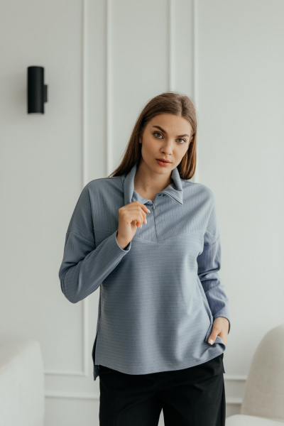 Демисезонный джемпер поло из трикотажа с воротником и молнией Стильная леди М-1009 голубой - фото 4