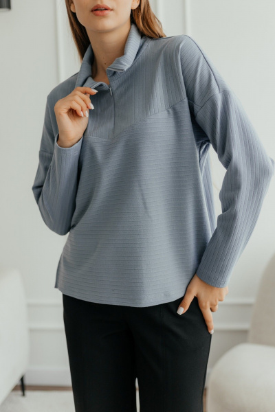 Демисезонный джемпер поло из трикотажа с воротником и молнией Стильная леди М-1009 голубой - фото 3