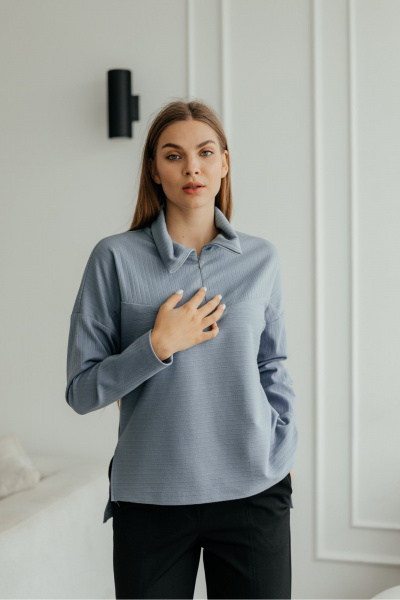 Демисезонный джемпер поло из трикотажа с воротником и молнией Стильная леди М-1009 голубой - фото 2