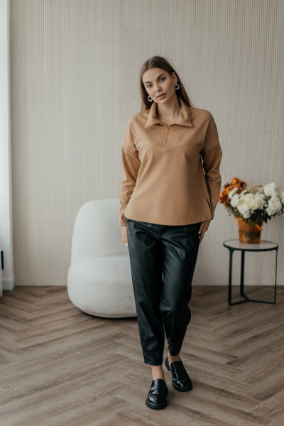 Джемпер поло из трикотажа с воротником на молнии Стильная леди М-1009 бежевый - фото 1