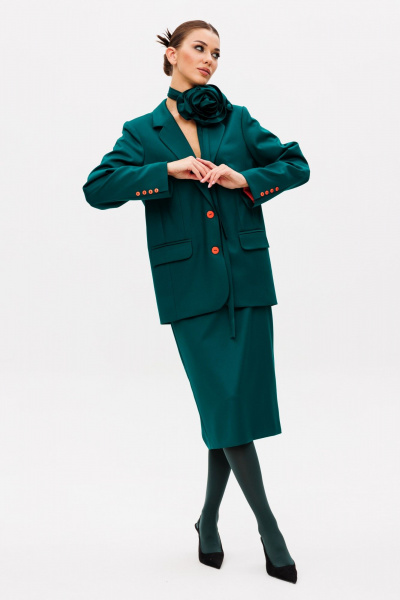 Демисезонный комплект жакет, юбка и съемный пояс с цветком Ларс Стиль 1001 изумруд - фото 3