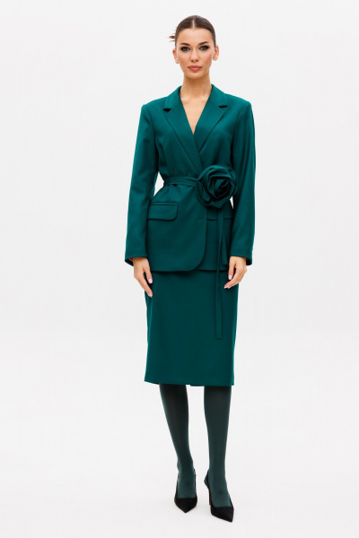 Демисезонный комплект жакет, юбка и съемный пояс с цветком Ларс Стиль 1001 изумруд - фото 1