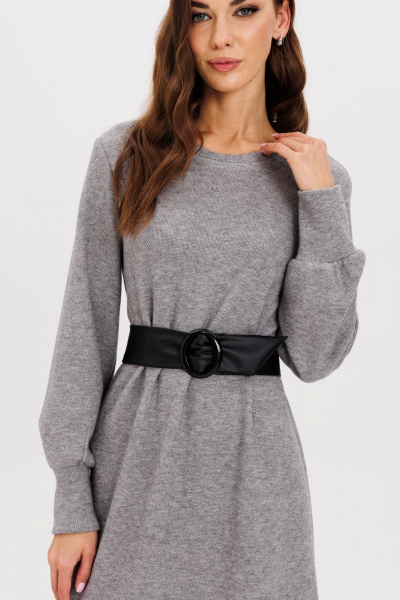 Демисезонное платье-трапеция из мягкого трикотажа с поясом AVEEVA 5210 серый - фото 5