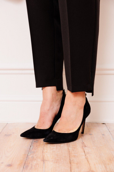 Классические брюки из костюмной ткани с эко-кожаными деталями AMUARt 1020 черный - фото 11