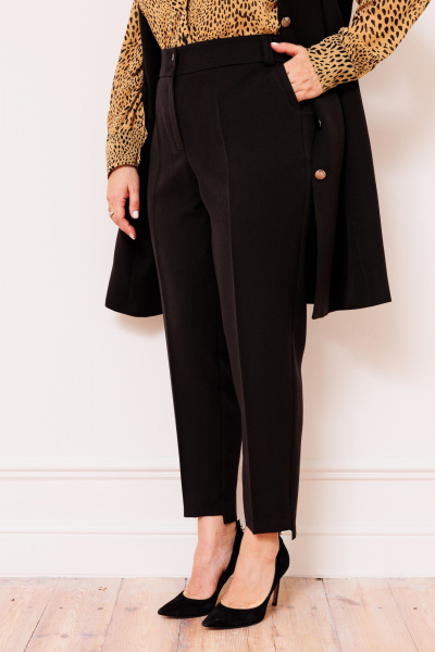 Классические брюки из костюмной ткани с эко-кожаными деталями AMUARt 1020 черный - фото 7