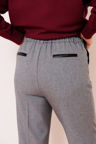 Брюки из костюмной ткани с асимметричным низом и стрелками AMUARt 1020-1 серый - фото 9