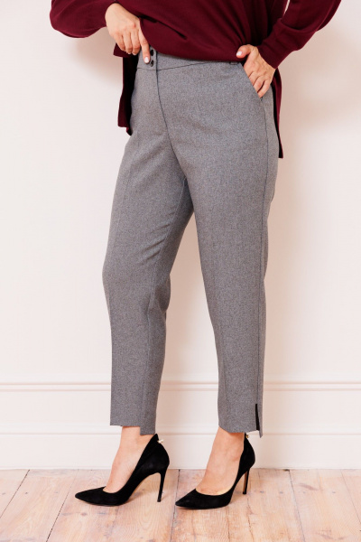 Брюки из костюмной ткани с асимметричным низом и стрелками AMUARt 1020-1 серый - фото 7