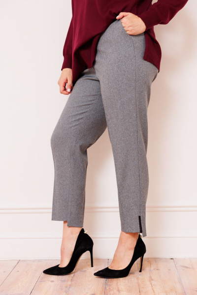Брюки из костюмной ткани с асимметричным низом и стрелками AMUARt 1020-1 серый - фото 8