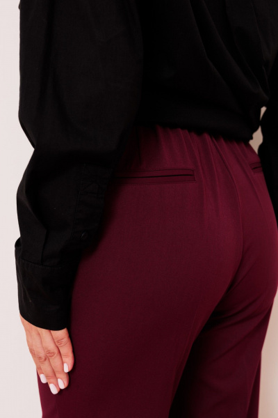 Классические брюки из костюмной ткани с эко-кожаными вставками AMUARt 1020-2 бордовый - фото 8